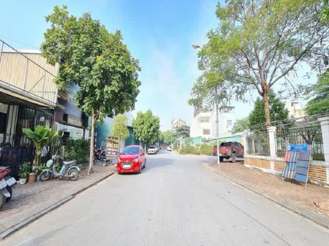 Bán biệt thự sân vườn 2 tầng mới đẹp tại Đa Tốn. DT: 188m2, mt 8m, đường 15m vỉa hè. View trường