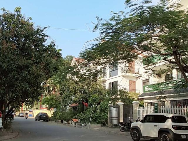 BÁN BIỆT THỰ SÀI ĐỒNG 303M2 5 Tầng Sân Vườn 3 mặt thoáng Gần Hồ 77 Tỷ