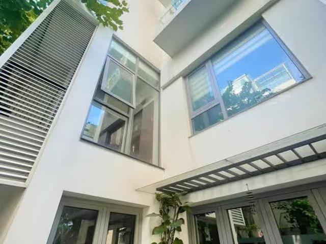 Bán BT lô góc KĐT Hoàng Ngân, Cầu giấy, Hà Nội. DT 112m x 4,5 tầng, có hầm. LH: 0964769. Giá 37