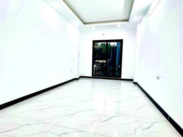 Bán gấp nhà 5 tầng mặt tiền 4m Trần Hữu Tước, Đống Đa Kinh doanh, Ô tô chỉ 2 tỷ 8