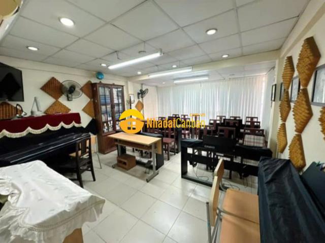 Bán gấp nhà trần bình cầu giấy 55m x 4t giá 17.6 tỷ, dân xây, 2 thoáng, ô tô, kinh doanh