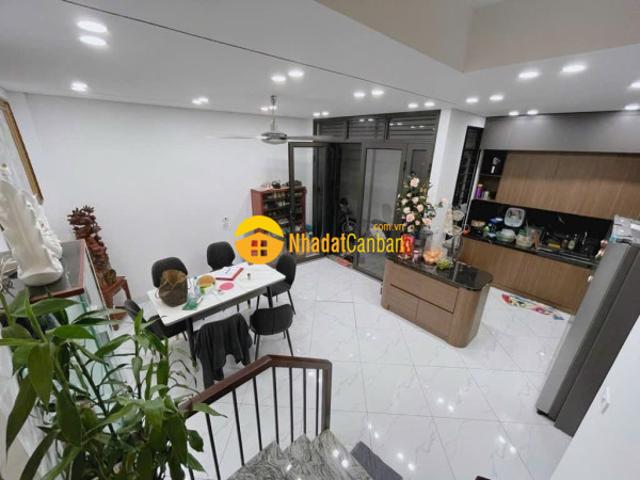 Bán gấp nhà ngõ 588 ngọc thụy, long biên, 32m2, 5tầng, phân lô, ô tô, full nội thất, giá 5. X tỷ