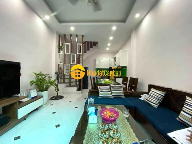 Bán gấp nhà đẹp đống đa ngõ thông ba gác đỗ 50m oto 38m2 chỉ 4,5 tỷ
