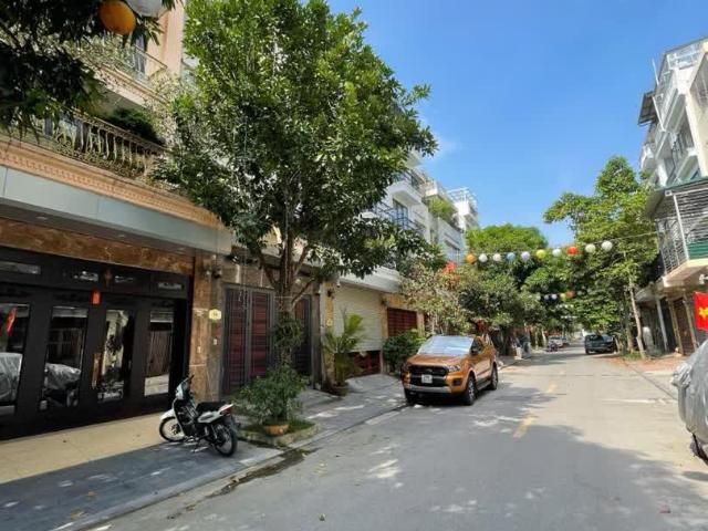 Bán Gấp Biệt Thự Vip Trung Tâm Cầu Giấy DT 120m² MT 10M Vỉa Hè Rộng Ô Tô Tránh