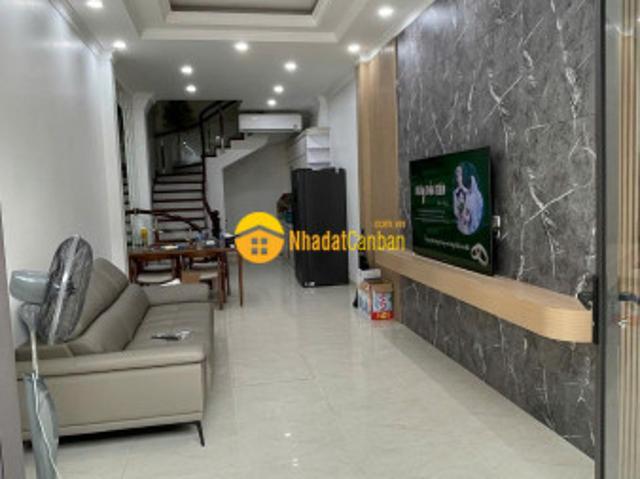 Bán gấp siêu phẩm nhà thạch bàn long biên 40m2, 5t, ô tô cách 15m chỉ 8,35 tỷ