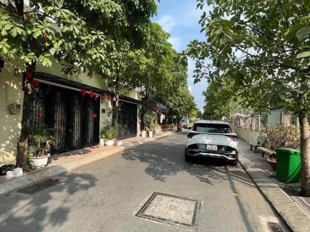 Bán gấp 5,5 tỷ, 80m2 quận 10,2 tầng, Hẻm to x, gần Đại Học Bách Khoa