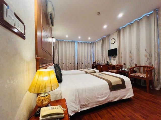 Bán khách sạn phố Hàng Điếu, 55m2, 43.5 tỉ, tổng 11 phòng, doanh thu 150tr/tháng