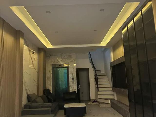 Bán nhà mới MINH KHAI, lô góc, 40m, 5 tầng, thang máy, ô tô 5 tạ đỗ cửa, 8.4 tỷ