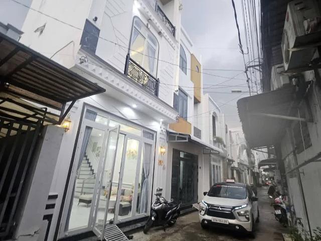 Bán nhà mới đẹp Hoàn Công nằm gần Đh Y Dược & Đ. Học Cần Thơ. Tặng: Full nội thất mới đẹp trong