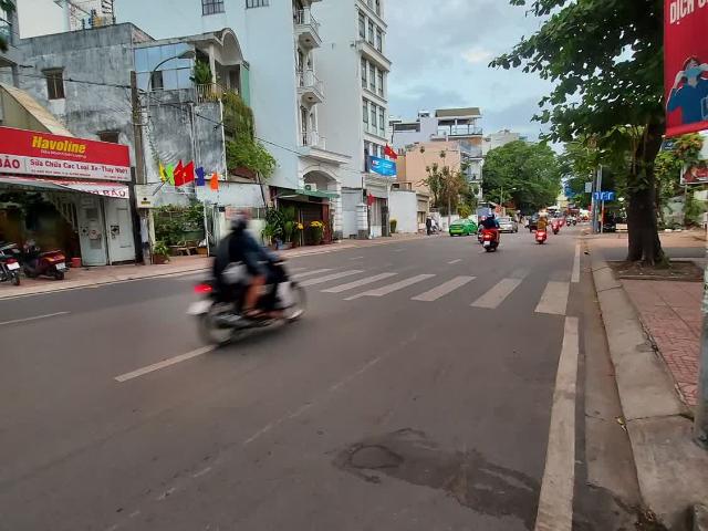 Bán nhà mặt tiền Đào Duy Anh ngang 4m 4PN sổ vuông giáp Hồ Văn Huê giá tốt