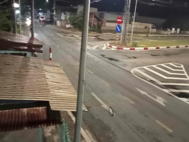 Bán nhà mặt phố. Nha 1 trệt 1 lâu. Gan chợ. Gan bên phà. Duong lớn thuận lợi kinh doanh