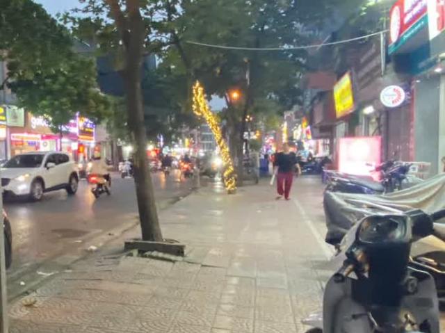 Bán nhà NGỌC LÂM 6 tỉ Ô TÔ cách 1 nhà, sát mặt phố, ở luôn