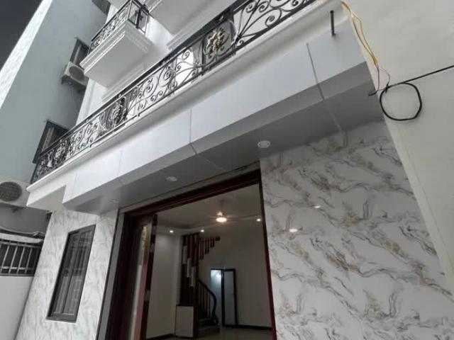 Bán nhà Ngọc Trì. Thạch Bàn. Long Biên: Diện tích 35m, 5 tầng. Giá: 6,3 tỷ. Gần chợ, bệnh biện