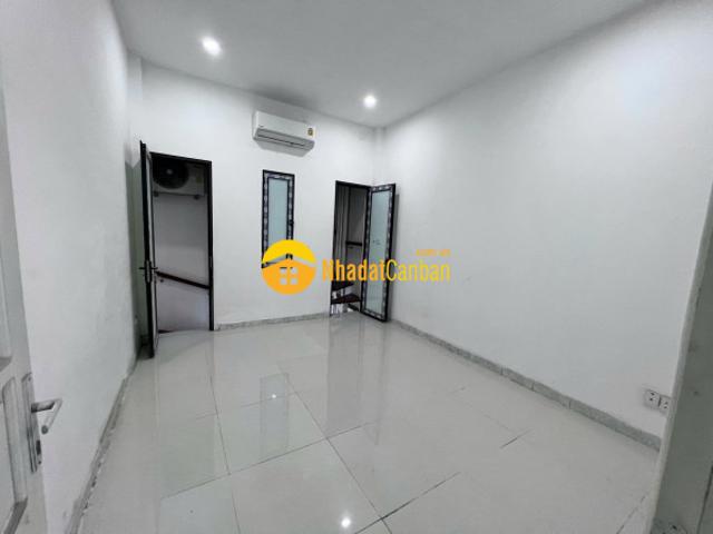 Bán nhà ngõ 157 pháo đài láng, giá 7.9 tỷ, 40m2x2t, nở hậu