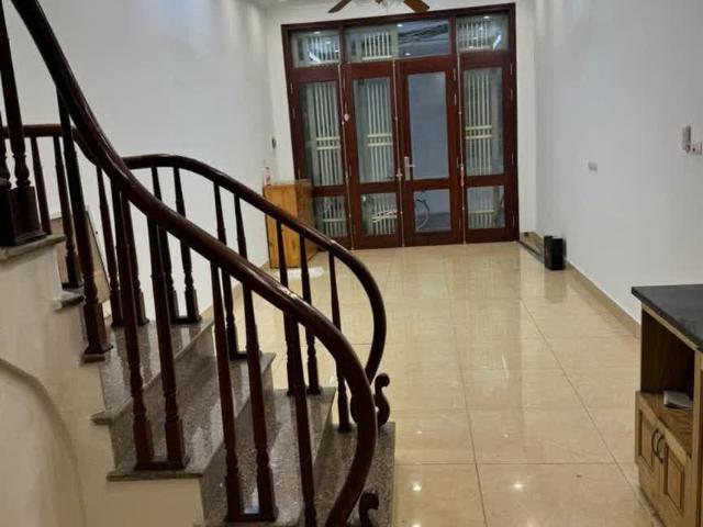 Bán nhà ngõ 1150 Đường Láng, DT 37/40m, 5 tầng, MT 3.7m, giá 12.2 tỷ, ngõ oto
