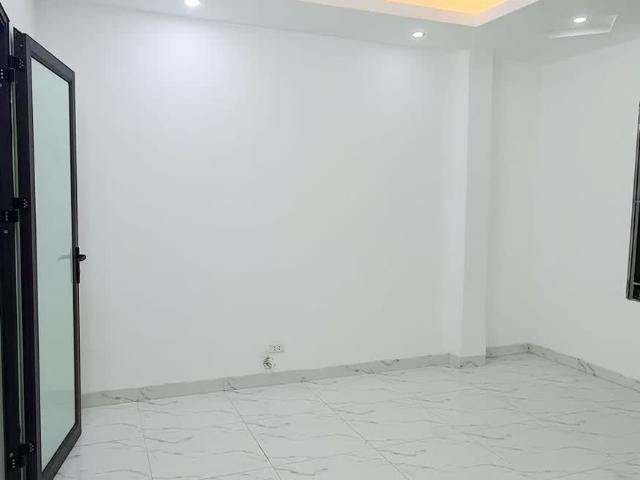 Bán nhà ngõ 419 Lĩnh Nam, gần sát Ô TÔ TRÁNH, dừng đỗ, hồ điều hòa 4 tầng long lanh ở luôn