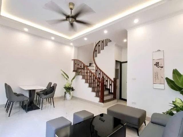 Bán nhà Nguyễn Văn Linh Thạch Bàn Long Biên, 45.6m², 5 tầng thang máy, giá 8. X tỷ