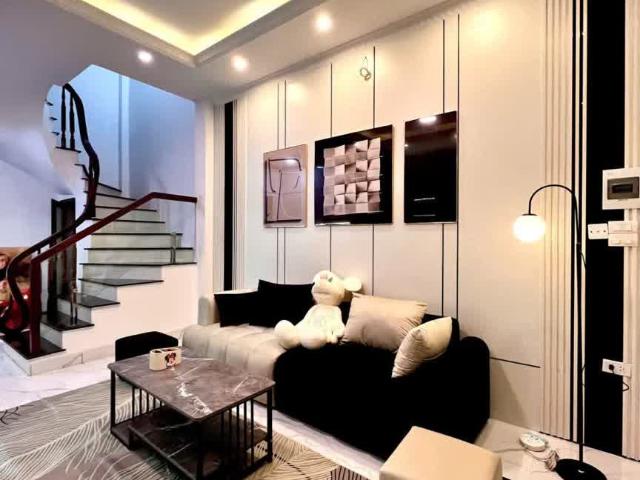 Bán nhà Nguyễn Văn Linh Long Biên diện tích 30m² nhà 5 tầng ngõ ô tô qua nhà