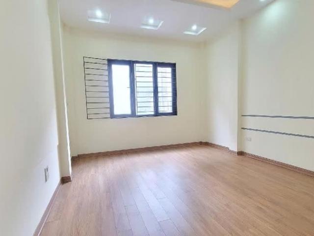 Bán nhà BỒ ĐỀ 8 tỉ ô tô dân xây ở luôn, ngõ thông gần hồ