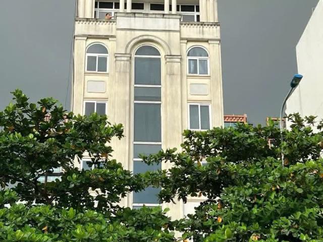 Bán nhà biệt thự Huy Hoàng mặt đường Trương Văn Bang Quận 2 cũ 160m2 115 tỷ