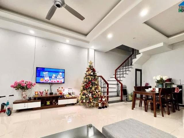 Bán Nhà Dương Văn Bé 42m2. 5 tầng. Mặt tiền 5m. giá 9.5 Tỷ Hai Bà Trưng Hà Nội