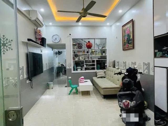 Bán nhà dân xây Tân Mai Hoàng Mai DTSD 40m x 4T, 3 ngủ giá 7.1 tỷ, 20m ra phố