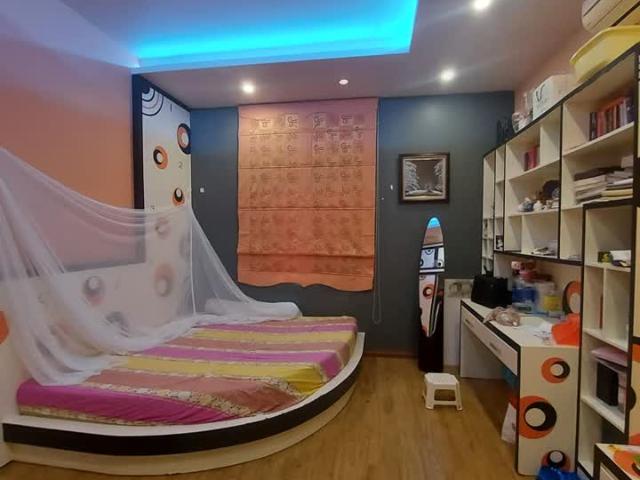 Bán nhà gấp Hoàng Quốc Việt, cửa nhà ô tô tránh 74 m2 11,5 tỷ đồng
