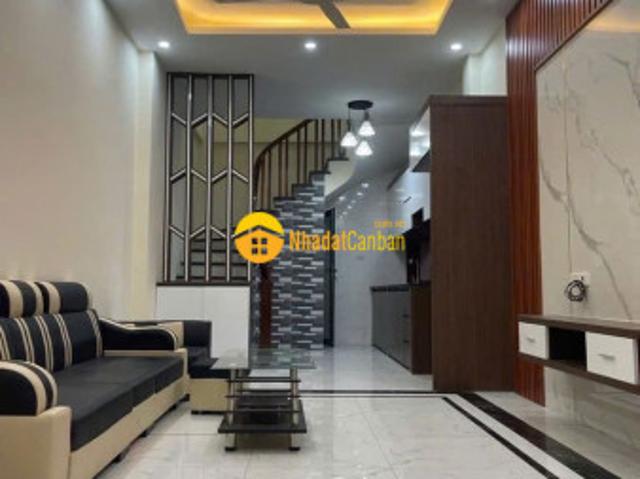 Bán nhà gấp đường lạc long quân, dt 43mx5 tầng, gần phố, giá 7.8 tỷ
