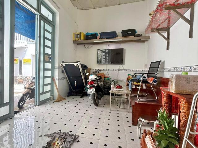 Bán nhà HXH 6m Hòa Bình gần Lạc Long Quân, 5,5x19m Cấp 4 tiện xây, 1 đời chủ, 10,5 Tỷ