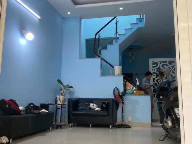 Bán nhà hẻm xe hơi 2 PN, 2 WC, có giếng trời mát mẻ, nằm ngay đường 11 Tăng Nhơn phú B, cách