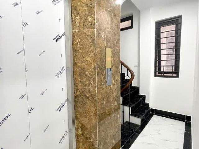 Bán nhà Hoàng Quốc Việt, 34m2,6T, Lô góc, nhà mới, thang máy, ngõ thông, oto 10m 7tỷ95