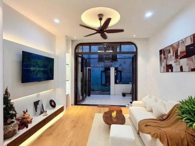 Bán nhà đẹp Nguyễn Văn Cừ Lô góc Oto sát phố 84m 5 tâng full Nội thất hơn 23 tỷ TL