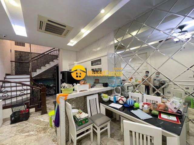 Bán nhà đẹp trung tâm đống đa lô góc ô tô tránh dt63m2 gía 11,8 tỷ