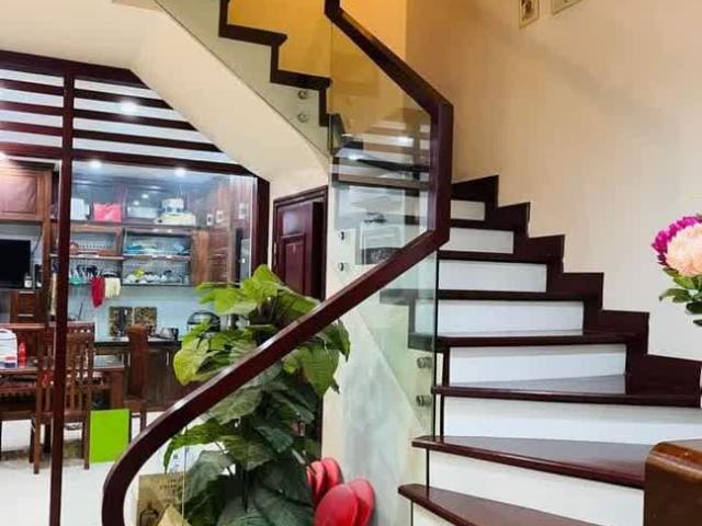 Bán nhà Phạm Ngọc Thạch, Vị trí đắc địa, Công năng đỉnh, 42m2 Mặt tiền 4m 5 tầng, 3 Ngủ 5.5 tỷ