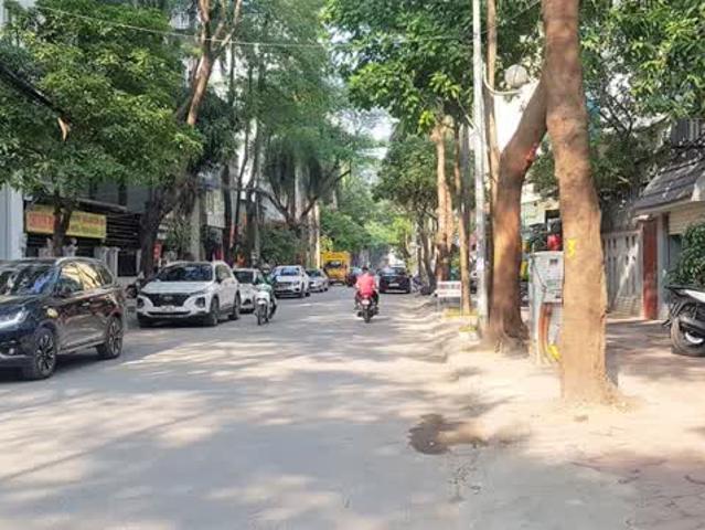 Bán nhà phố Dịch Vọng Hậu, Cầu Giấy. Hè 3m, 3 làn xe oto, view công viên. 150m2 MT9 35Tỷ