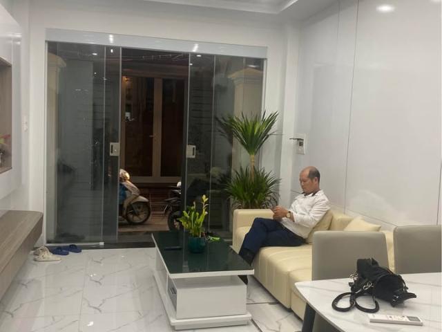 Bàn nhà phố hoàng hoa thám, gần hồ tây lộng gió