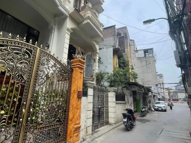 Bán nhà phố Lạc Long Quân tây Hồ ô tô 30 tỷ. Nhà kiểu biệt thự tự xây, DT 120m2 mặt tiền 9m