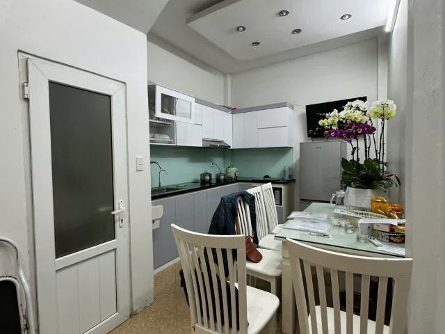 Bán nhà riêng Cầu Giấy, ngõ thông, 35m2, 5 tầng, 6 ngủ, 3 bước lên oto