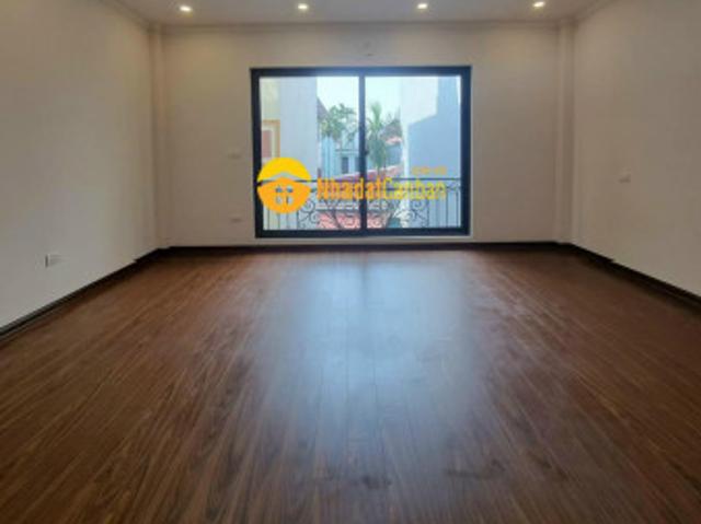 Bán nhà sau chợ thạch bàn ngã tư cổ linh 42m 6 tầng ô tô vào 4,5 tỷ ctl