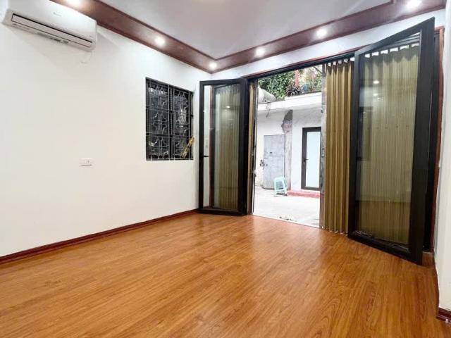 Bán Nhà Tập Thể – Tầng 1 – DT Sử Dụng 70M – 2 Ngủ Riêng – Ô Tô Qua Trước Nhà – Kinh Doanh Được