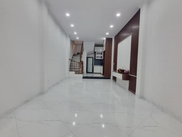 Bán Nhà: Tựu Liệt, 40m2, 5 tầng, gần bãi xe, oto cổng, ô chờ thang máy. Hơn 5 tỷ
