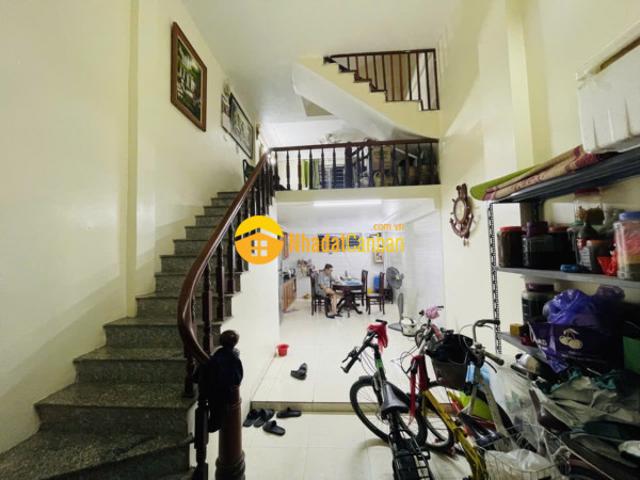 Bán nhà trịnh đình cửu hoàng mai, dt 40m2, giá hơn 5 tỷ, oto đỗ cửa, ngõ thông tứ trung