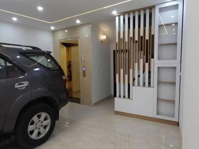 Bán nhà Trại Cá Hai Bà Trưng, 45m2, nhà đẹp, thang máy giá cực sốc 11,9 tỷ