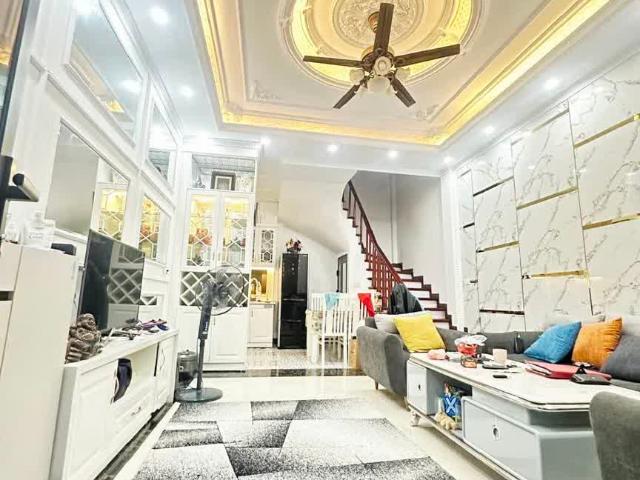 Bán Nhà Trung Tâm Quận Đống Đa Vị Trí Đẹp Thiết Kế Hiện Đại Gần Phố 5 Tầng 9 Tỷ