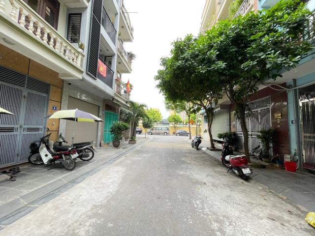 Bán nhà việt hưng 45m2 5 tầng vỉa hè, ô tô tránh hơn 10 tỷ