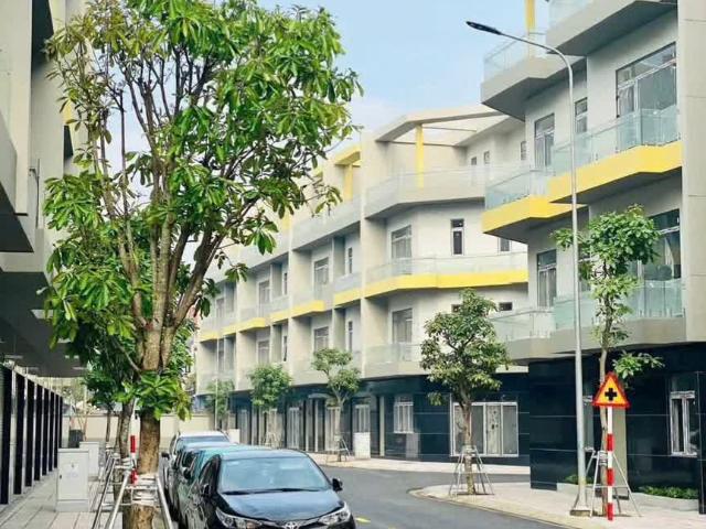 BÁN NHÀ XÂY SẴN CÓ SỔ, dt 65 94m2 1 triệt 2 lầu+ sân thượng sổ hồng sẵn 7,9 tỷ