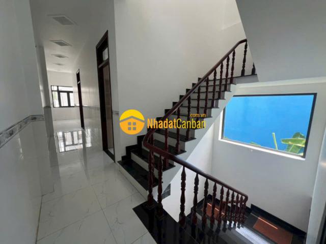 Bán nhà 1 trệt 1 lầu 1 sân thượng mới xây dựng chất lượng tốt đường xuân hồng