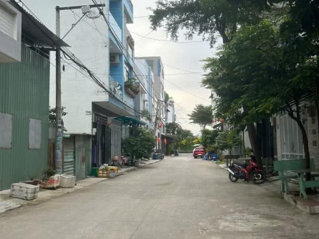 Bán nhà 3 tầng 2 mặt hẽm xe hơi đường Thạnh Lộc 37 Quận 12 DT 70m2, 3PN, sổ hồng trao tay Giá