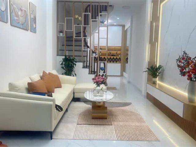 Bán nhà 4 tầng 40m², 4PN, 4WC, Hoàng Mai 6.9 tỷ, sổ đỏ chính chủ