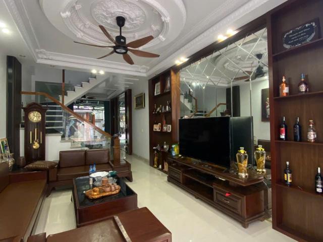 Bán nhà 4 tầng Nguyễn Văn Linh Có sân vườn tiểu cảnh